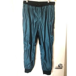 Like new, womens Nike jogger with mesh lining in the inside. Super cute!
